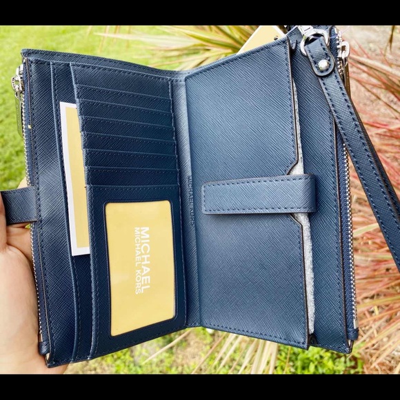 Gaby’sBags💕Michael Kors Large Wristlet - Picture 5 of 5